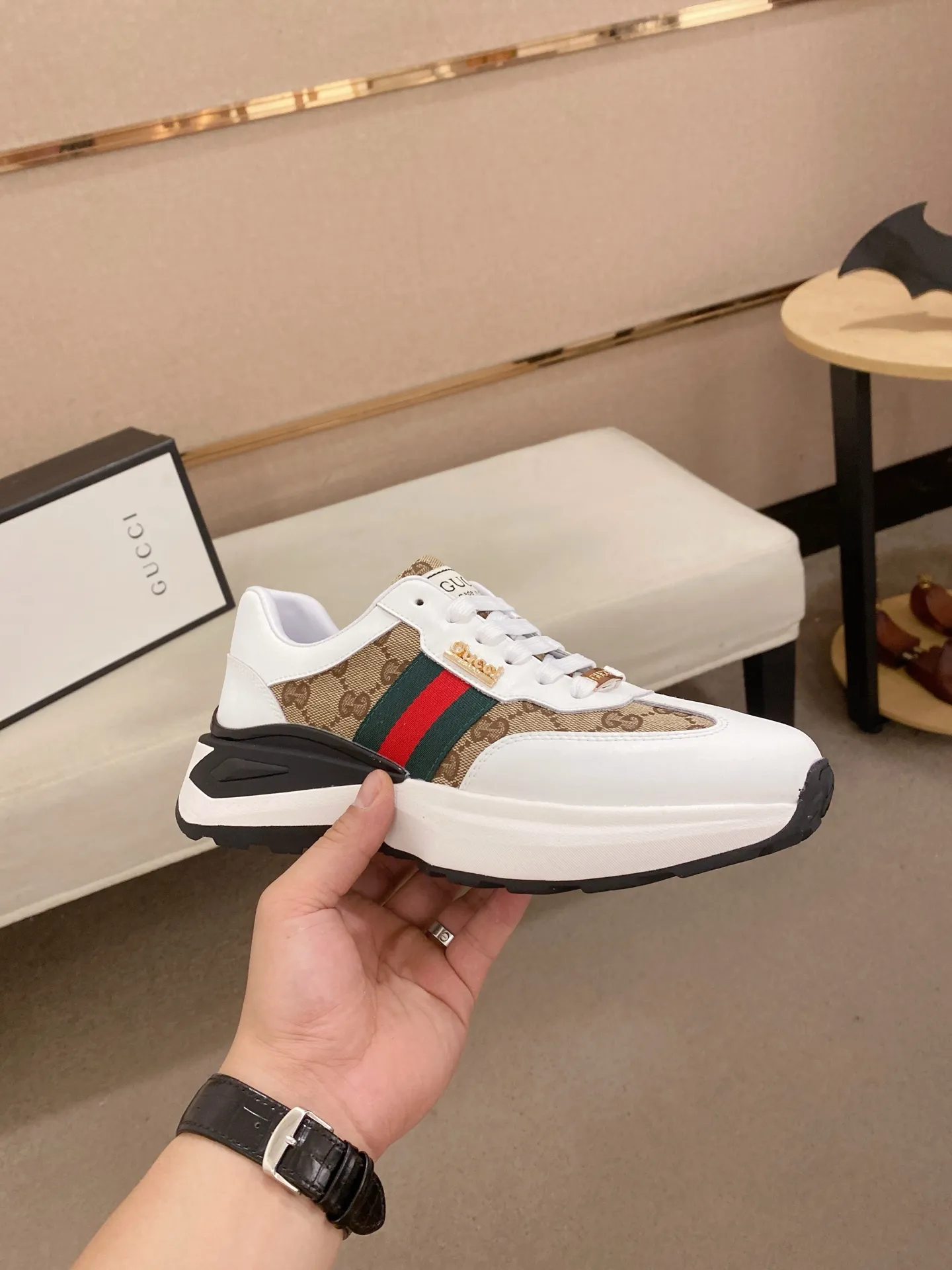 Men's shoes 💰 462💰The new GUCCI (Gucci) counters are launched simultaneously. The new men's shoes, 😘fabrics are selected from imported cowhide, and the lining is sheepskin lining. 👍🏿 High-end ☄️ air-cushion molded anti-slip rubber outsole, exquisite lines, simple and elegant, comfortable and high-end for leisure travel. Code number: 38 to 44 (45 can be customized and cannot be returned or exchanged)